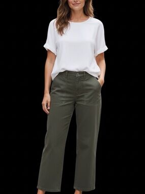 Universal Thread Olive Green Cropped Straight Leg Pants, Large Rear Pockets.